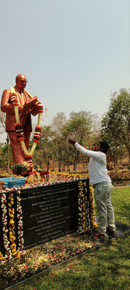 dsschandru's tweet photo. ಕತ್ತಲೆಯ ನಡುವೆ ಬೆಳಕಾದವರು,
ಕೋಟಿ ಕೋಟಿ ಜನರ ದನಿಯಾದವರು,
ಸಂವಿಧಾನದ ಸೂತ್ರ ಹೆಣೆದವರು,
ಅಸಮಾನತೆಯ ಸಂಕೋಲೆ ಕಿತ್ತೆಸೆದವರು,
ಸ್ವಾಭಿಮಾನದ ಬೀಜ ಬಿತ್ತಿದ ಮಹಾಮಾನವತಾವಾದಿ
ಡಾ.ಬಾಬಾಸಾಹೇಬ್ ಅಂಬೇಡ್ಕರ್ ಅವರ ಜಯಂತಿಯ ಶತ ಶತ ನಮನಗಳು!!!
💙ಜೈ ಭೀಮ್!!!💙💐💐💐💐

#ಜೈಭೀಮ್ #IndianConstitution #drbrambedkar #jayanti #jaibhim https://t.co/iQXRMNeNjV