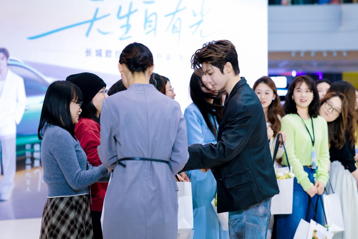 PpZakaria's tweet image. Hou Minghao X ORA

Hou Minghao not only personally handed the keys to the ladies who bought the car at the delivery ceremony, but also prepared bouquets for them. This gesture itself is highly symbolic—he's not only the "brand ambassador" in the advertisement,-

#HouMinghao #ORA