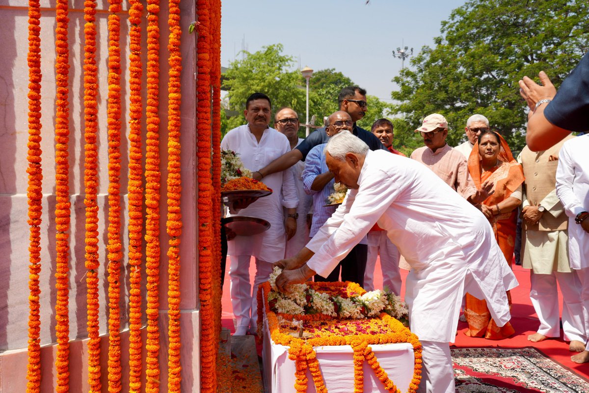 BJP4Bihar's tweet photo. भारतीय संविधान के शिल्पकार, “भारत रत्न” बाबासाहेब डॉ. भीमराव अंबेडकर जी की जयंती के पावन अवसर पर पटना उच्च न्यायालय परिसर स्थित उनकी प्रतिमा पर माननीय मुख्यमंत्री श्री @NitishKumar जी एवं माननीय उपमुख्यमंत्री द्वय श्री @samrat4bjp जी तथा श्री @VijayKrSinhaBih जी ने पुष्पांजलि अर्पित कर विनम्र श्रद्धांजलि दी।

समानता, न्याय और अधिकारों पर आधारित उनके विचार आज भी राष्ट्र को सशक्त दिशा प्रदान कर रहे हैं।