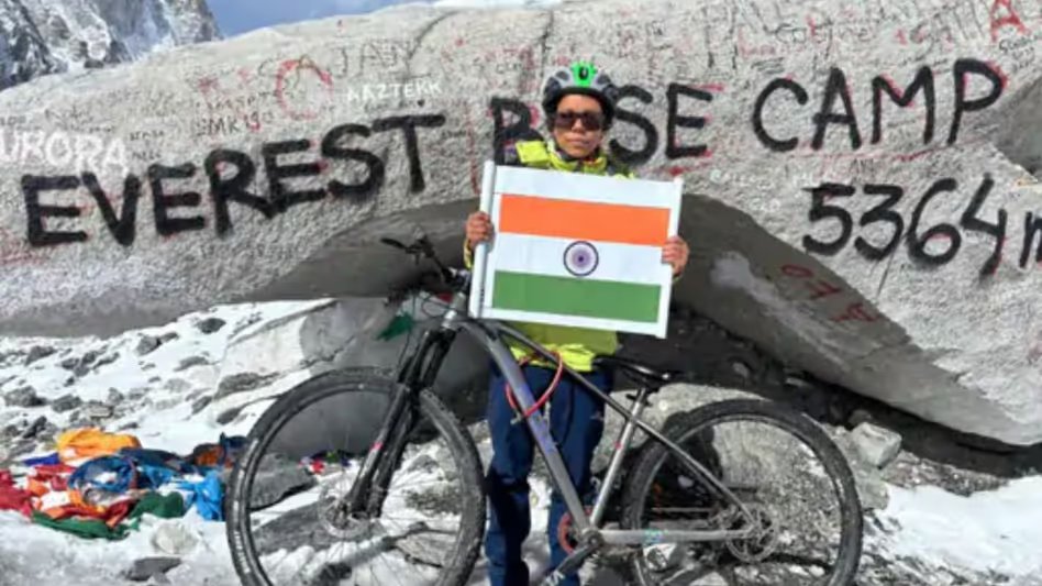 GoodNewsToday's tweet image. गोरखपुर की बेटी ने रचा इतिहास, साइकिल के साथ एवरेस्ट बेस कैंप फतह, जम जाने तक लहराया तिरंगा

#Gorakhpur #Daughter #DivyaSingh #MountEverest  

पूरी खबर पढ़ें - tinyurl.com/n9zr6bt9