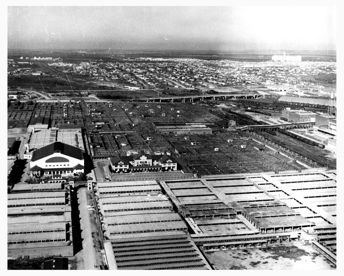 Chicotsky's tweet photo. During this month in 1893, Greenleif Simpson bought the Union Stockyards for $133,333 and renamed it the Fort Worth Stockyards Company. By 1905, the operation ranked 5th largest livestock market in the U.S. The Stockyards Historic District now stands on that ground (Pate, 1988). https://t.co/xMR0AoiuT6