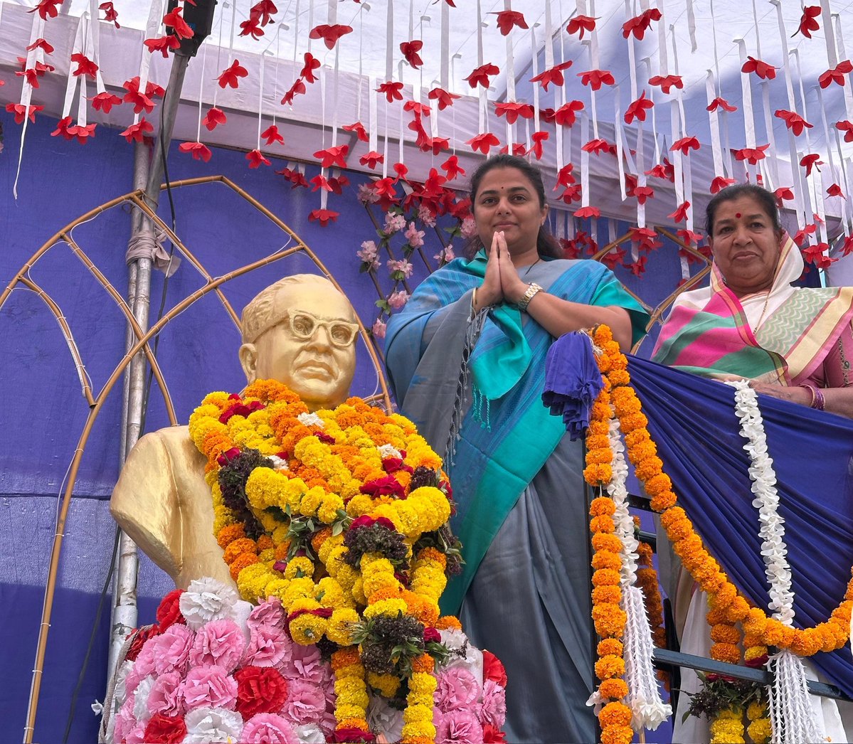 भारतरत्न डॉ. बाबासाहेब आंबेडकर यांच्या १३५ व्या जयंतीनिमित्त आज संगमनेर येथील त्यांच्या प्रतिमेस पुष्पहार अर्पण करून विनम्र अभिवादन केले.

आजचा दिवस संगमनेरकरांसाठी ऐतिहासिक ठरला आहे. दिलेला शब्द पाळत, बाबासाहेबांच्या भव्य पूर्णाकृती स्मारकाच्या निविदा प्रक्रियेला आज, १४ एप्रिल