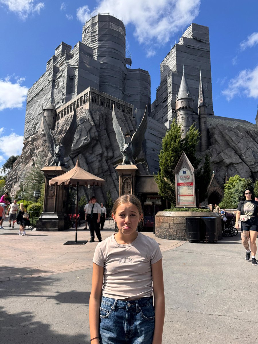 amyergle's tweet photo. . @UniversalStudios flew all the way from New Zealand to see Hogwarts castle only be greeted by this view 😂🫠Maybe you could send over entry to universal Hollywood to see their castle??? Or maybe @Disneyland has a castle view that isn’t covered up? 👀🤷🏻‍♀️ https://t.co/c7uTp88bp6
