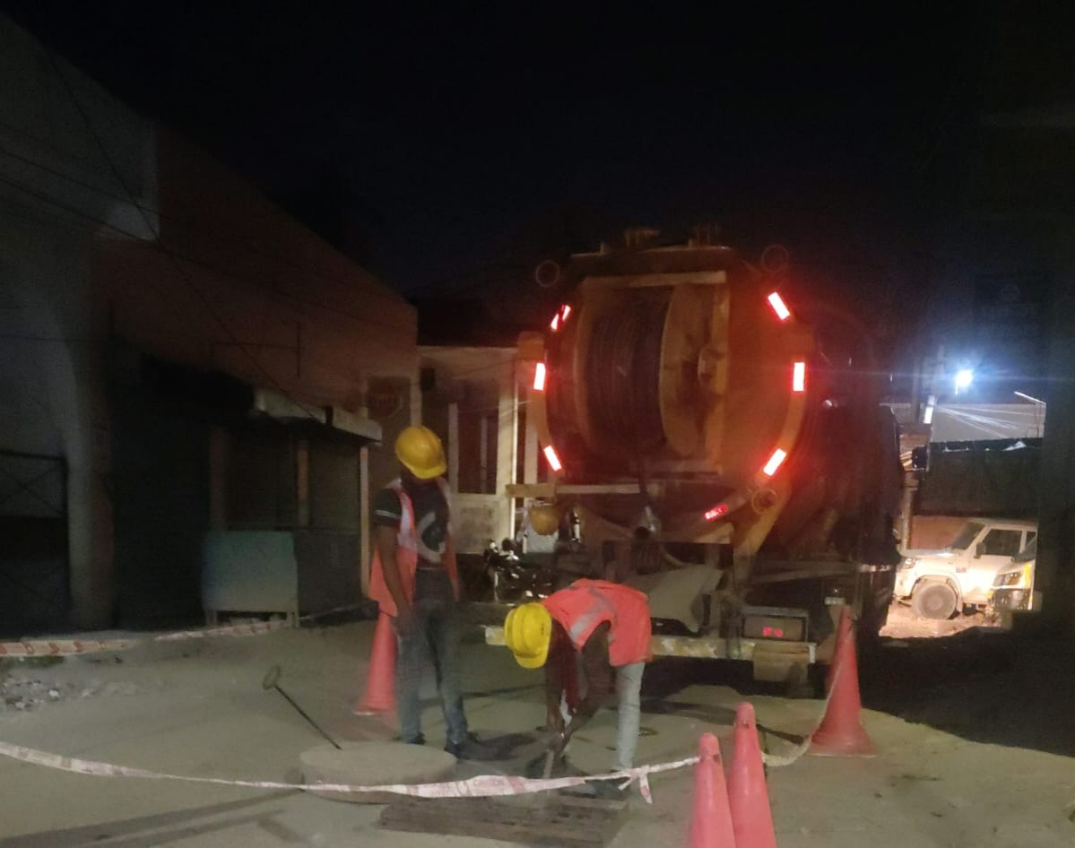 Simran_Jhaa's tweet photo. @suez team arrived late at night and resolved the issue of the clogged sewer. I have never witnessed such efficient service before. The residents of the area are benefiting from the State Government's OCOP scheme.
#ocop #smartlucknow
@NagarVikas_UP @jalkal_lko https://t.co/aLJ8ACQOMd