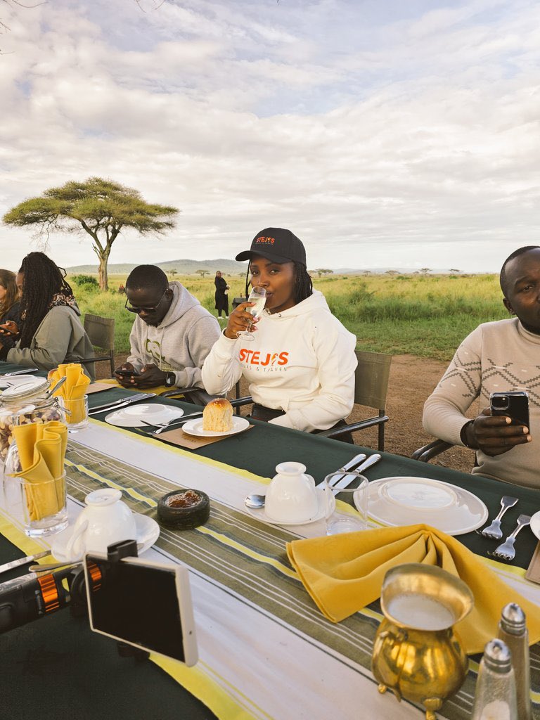 Stejos_Tours's tweet image. Breakfast goals? The Serengeti just raised the bar. 

A sunrise flight over the plains followed by a luxury breakfast in the heart of the wild, Pure magic.

Ready to book your 2026 balloon safari? 

DM us to secure your spot. 

#Serengeti #BalloonSafari #TravelWithUs #StejosTours