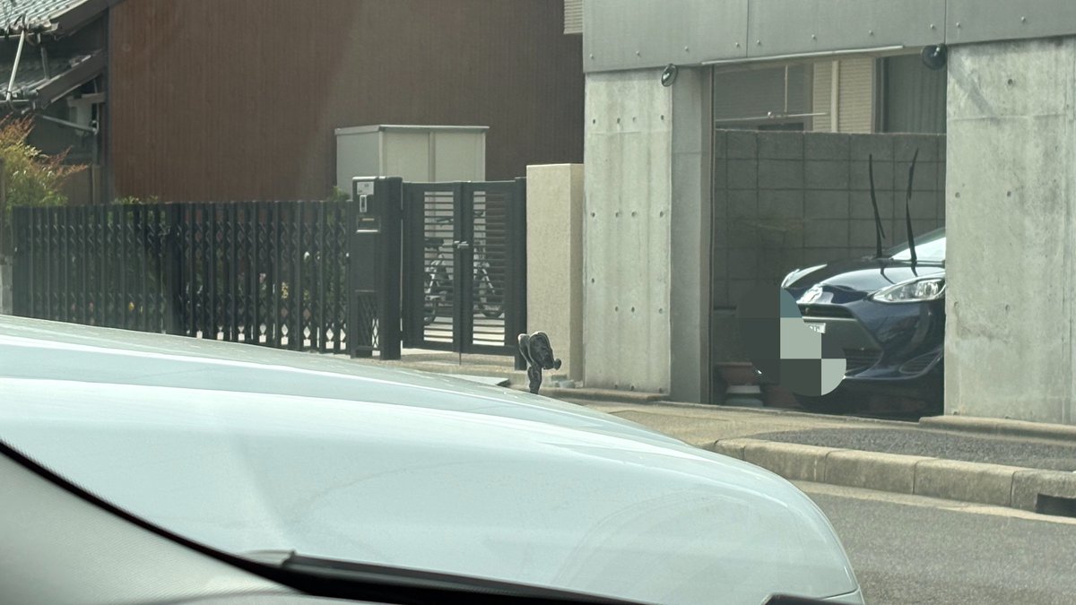 ベントレーの隣に頭から突っ込むしか空いてなくて神経全集注して隣に止めた