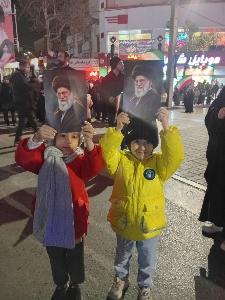 zari986's tweet photo. شکست از همین جا آغاز شد... آن‌ها فکر می‌کردند با آتش و آهن می‌توانند یک ملت را خم کنند اما ندیدند نسلی را که از کودکی ایستادن را یاد گرفته‌اند.
#آمریکا_شکست_خورد
#افول_آمریکا https://t.co/aok8relN2I