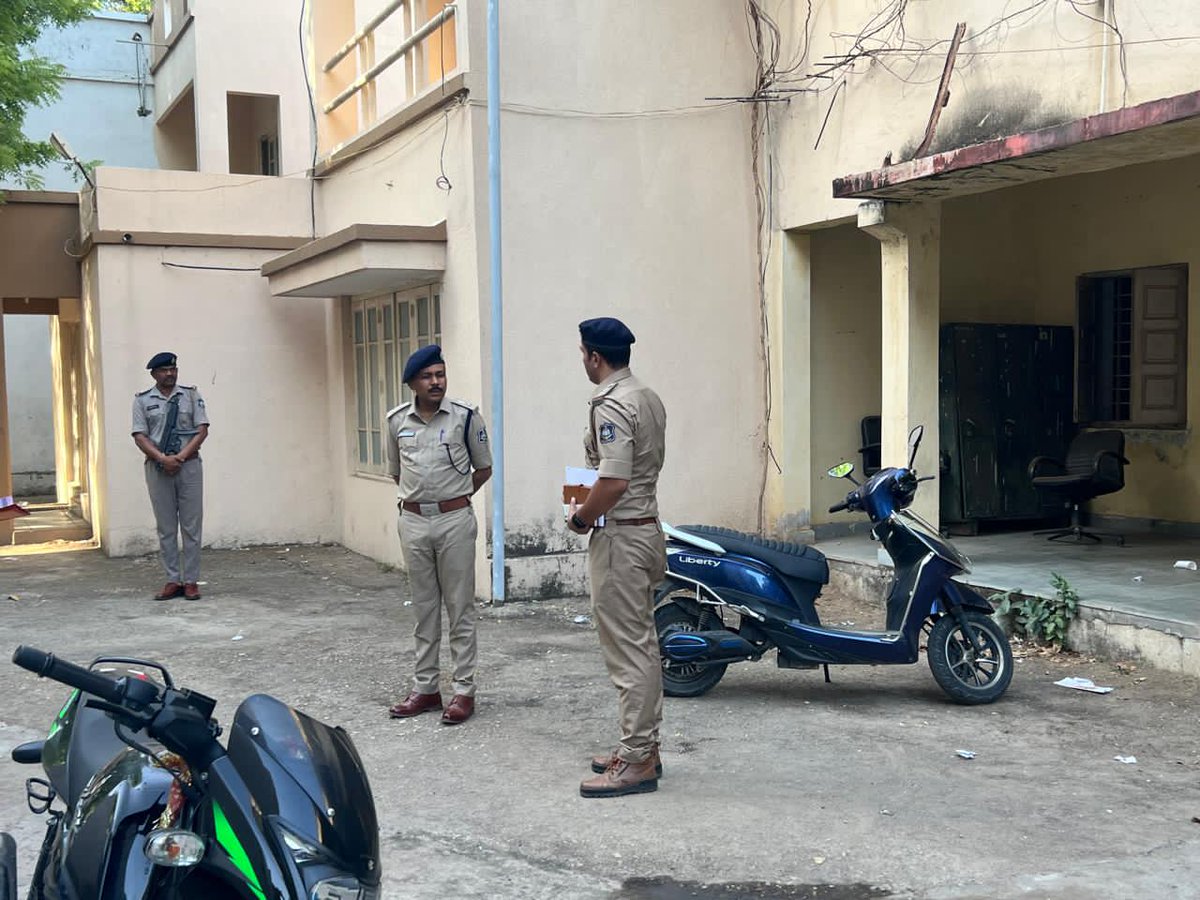SP_Arvalli's tweet photo. સ્થાનિક સ્વરાજ ચૂંટણી અનુસંધાને અરવલ્લી જિલ્લા પોલીસ અધિક્ષકશ્રી દ્વારા મોડાસા નગરપાલિકા વિસ્તારમાં  પોલિંગ બૂથોની મુલાકાત લઈ સુરક્ષા વ્યવસ્થાની સમીક્ષા કરવામાં ��વી.#AravalliPolice #Modasa #Election2026 #BoothInspection https://t.co/qich7Uaa6d