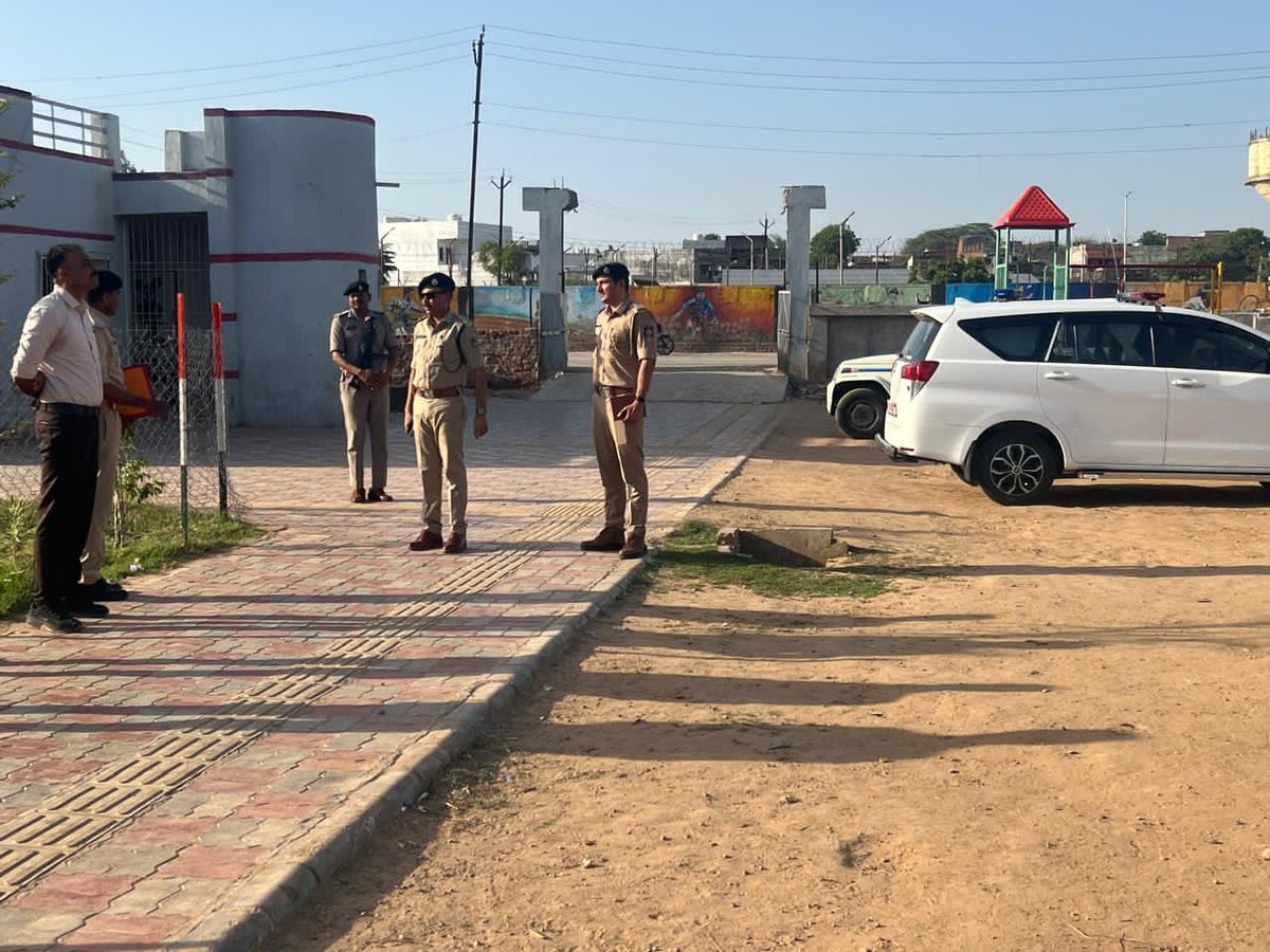 SP_Arvalli's tweet photo. સ્થાનિક સ્વરાજ ચૂંટણી અનુસંધાને અરવલ્લી જિલ્લા પોલીસ અધિક્ષકશ્રી દ્વારા મોડાસા નગરપાલિકા વિસ્તારમાં  પોલિંગ બૂથોની મુલાકાત લઈ સુરક્ષા વ્યવસ્થાની સમીક્ષા કરવામાં ��વી.#AravalliPolice #Modasa #Election2026 #BoothInspection https://t.co/qich7Uaa6d