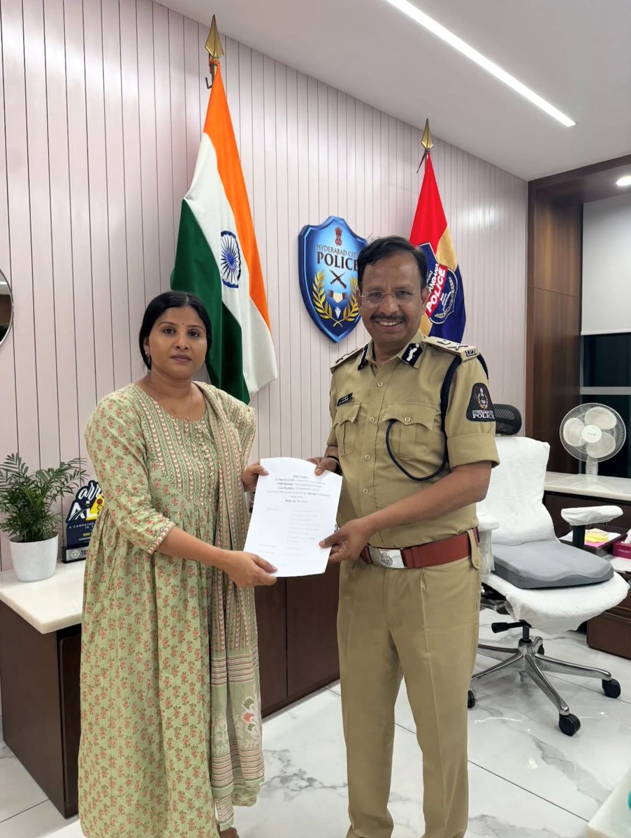 NewsMeter_In's tweet image. #Hyderabad:

#Singer Mangli met @CPHydCity  @SajjanarVC_IPS and filed a #complaint seeking strict #action against advocate Subbarao for allegedly spreading #baselesspropaganda against her.

She urged authorities to take firm #legalaction and ensure #justice for the #victims.