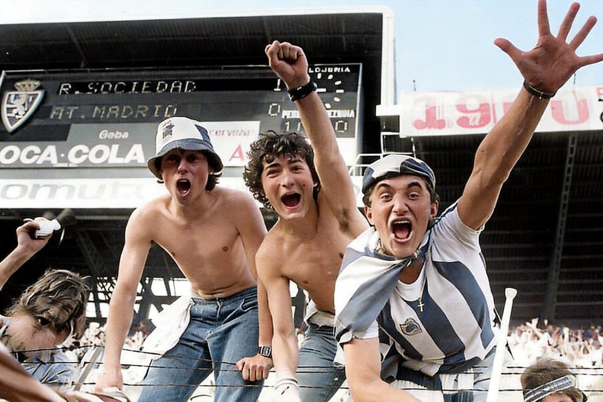 Esta vez sí!
Se viene conmigo la ikurriña que guardo en casa como tesoro desde txiki.
Mi hermano mayor ya no está,viajó con 17 años a Zaragoza con ella y trajo la copa.
El sábado estará en Sevilla conmigo y mis hijos.
No hay fotos de ese día y esta me recuerda a él y sus amigos.