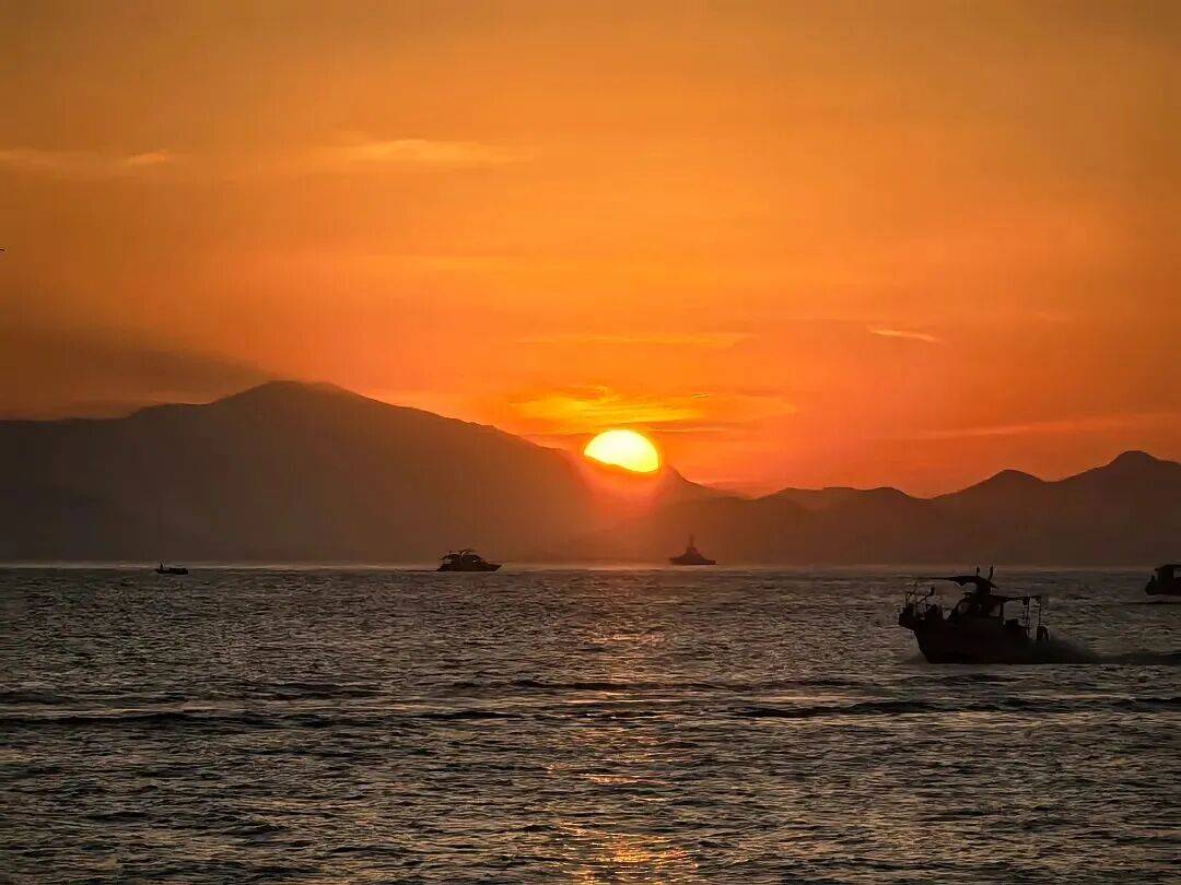 reshmib's tweet photo. Chasing sunsets u0026 coffee sips—today’s small joys hit different https://t.co/hpuc0h7FrC