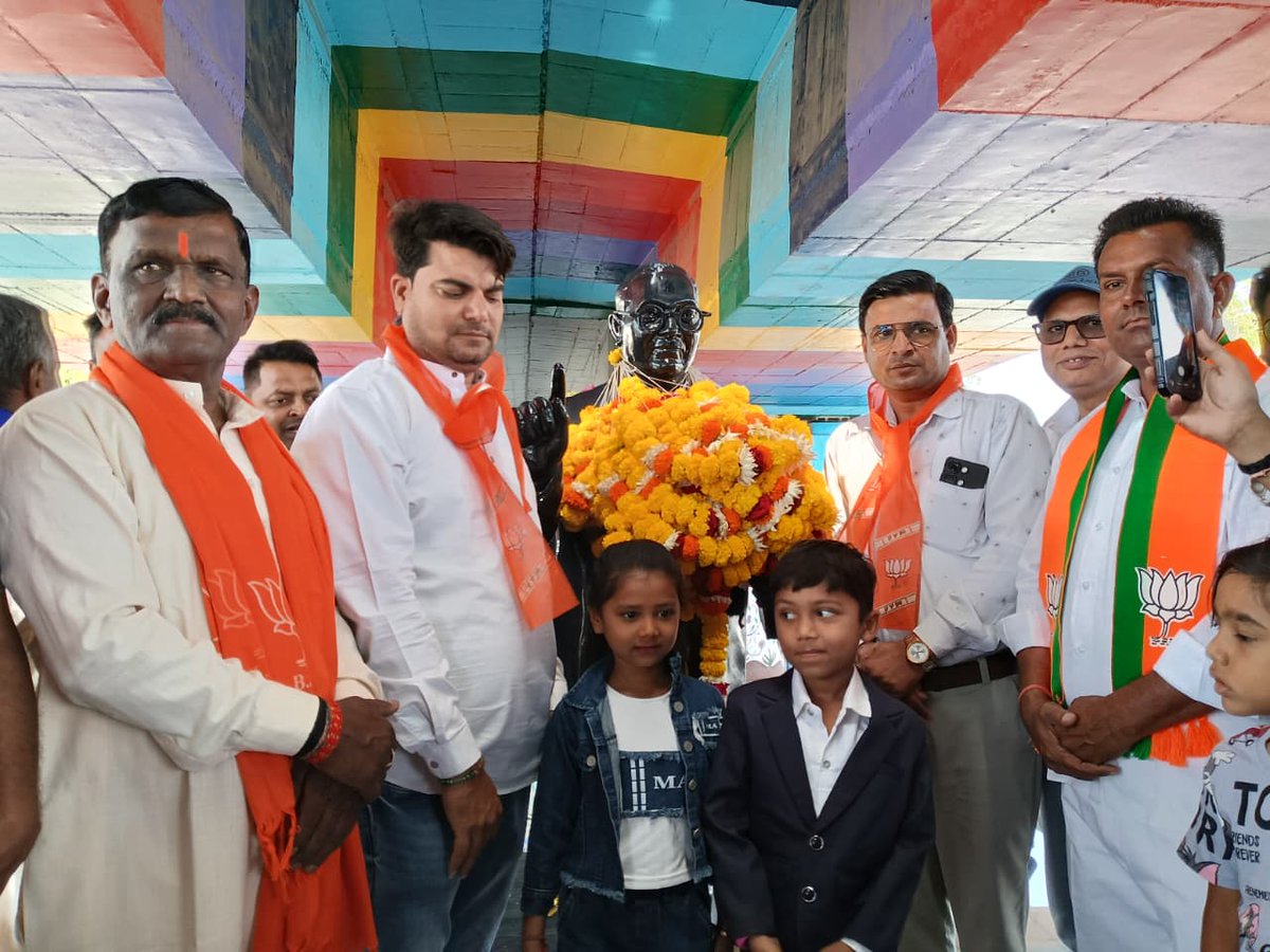 GarvaBharmal's tweet photo. “बाबा साहेब अमर रहो”
ભારત રત્ન ડૉ.ભીમરાવ આંબેડકર જી ની જન્મ જયંતી નિમિત્તે ગાંધીધામ ઓસ્લો આંબેડકર સર્કલ મધ્યે પુષ્પાંજલિ અર્પણ કરી https://t.co/q6LpkG5WMa