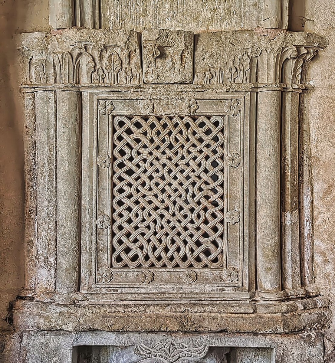 No sé si somos del todo conscientes de la genialidad y las horas de finísimo y paciente trabajo que hay detrás de esta celosía que adorna la fuente claustral del Monasterio cisterciense de San Andrés de Arroyo (Palencia) #BuenosDías