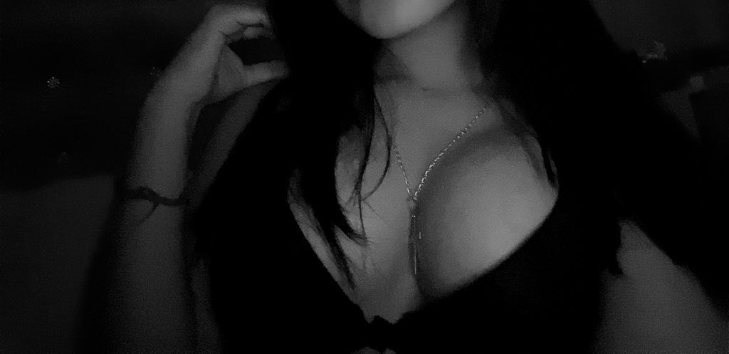 goddess_noemy01 tweet media