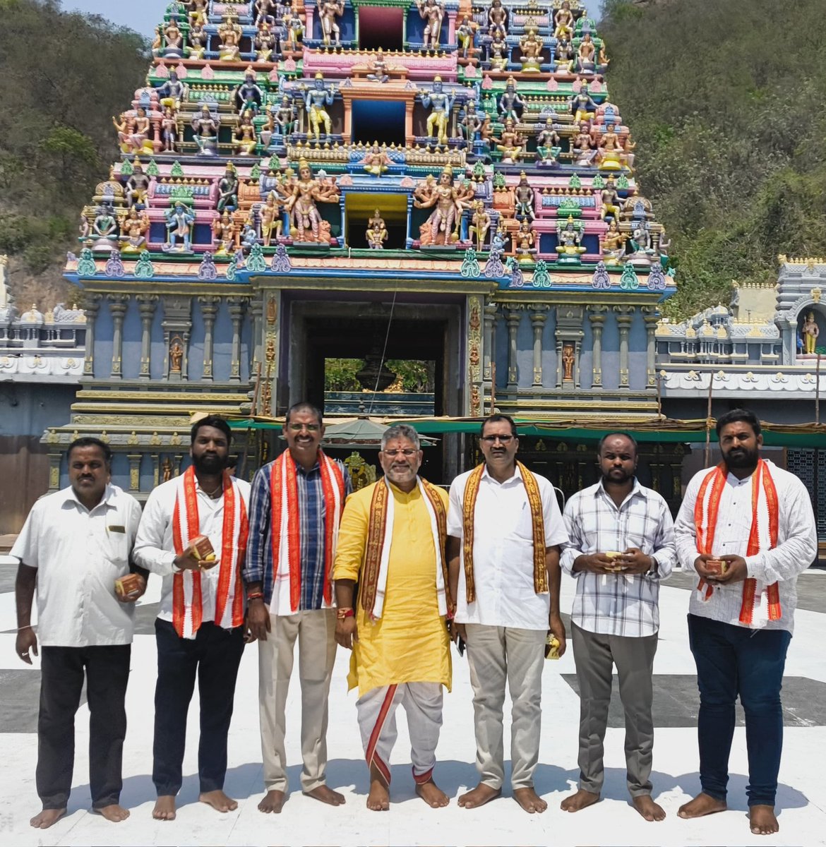 THK_iTDP's tweet photo. కనకదుర్గమ్మ దేవాలయం, ఇంద్రకీలాద్రి, విజయవాడ.
ఉప్పల్ నియోజకవర్గం తెలంగాణ. తెలుగుదేశం పార్టీ నాయకులతో కలిసి అమ్మవారి దర్శనం చేసుకోవడం జరిగింది.
#TDP
#TTDP
#Telangana
#Indrakeeladri
#kanakadurgammatemple https://t.co/La8d52S1fQ