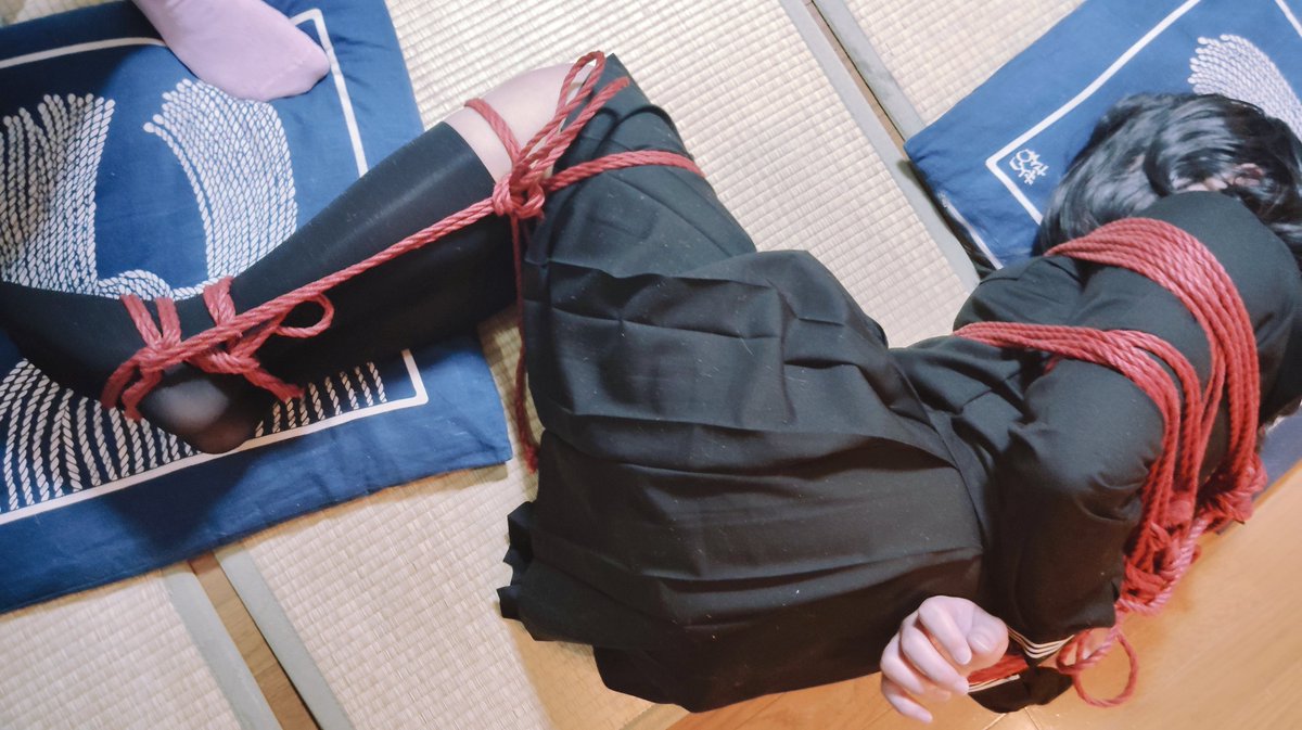 301_vy's tweet photo. 今日はDIDの日ということで、先日某カフェに遊びに行きました。黒セーラー服似合ってるかな？ https://t.co/mtKdDT1lFH