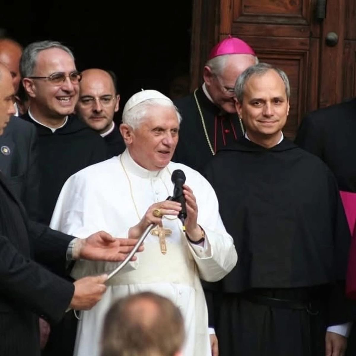 parolecristiane's tweet photo. La Chiesa non pretende minimamente di intromettersi nella politica degli Stati. Ha però una missione di verità da compiere, in ogni tempo ed evenienza, per una società a misura dell'uomo, della sua dignità. Questa missione di verità è per la Chiesa irrinunciabile.
~ Benedetto XVI https://t.co/c7CwLpa7NJ