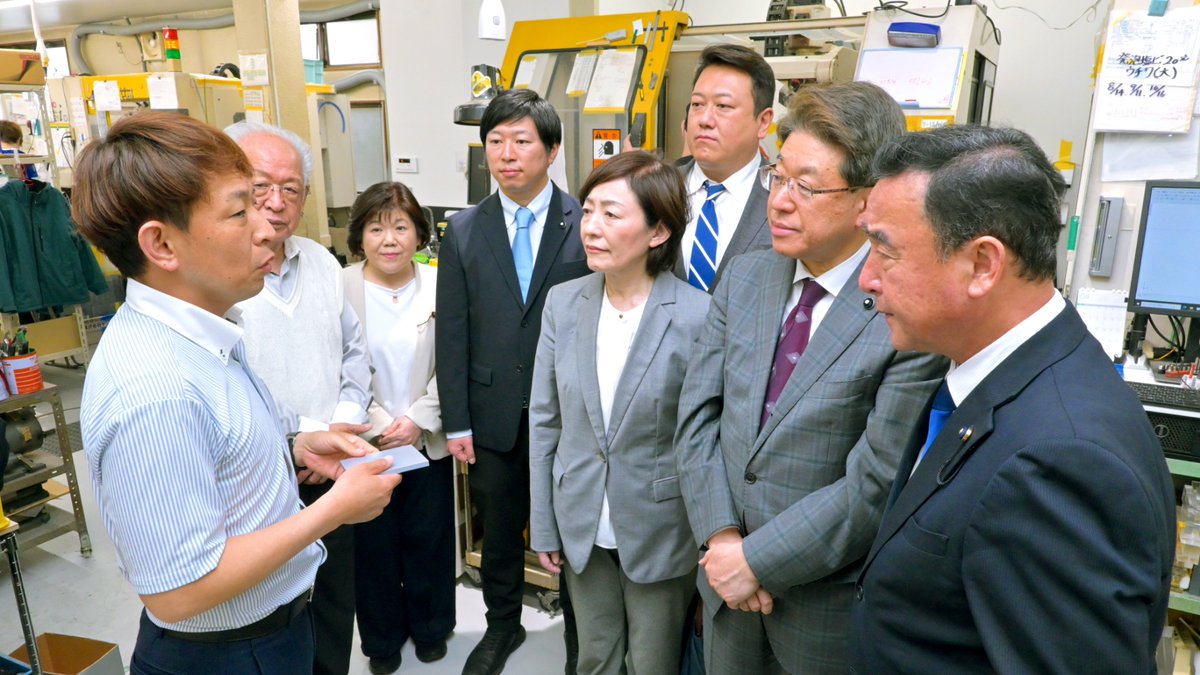 本日、都議会公明党は山下副知事を通じ、小池知事宛に緊急要望を行いました。

中東情勢の悪化に伴い、原油高や資材不足の影響が深刻化しています。
建設業、製造業、塗装業などからは、資材の流通が滞り、入荷時期の見通しが立たないとの切実な声も寄せられています。 