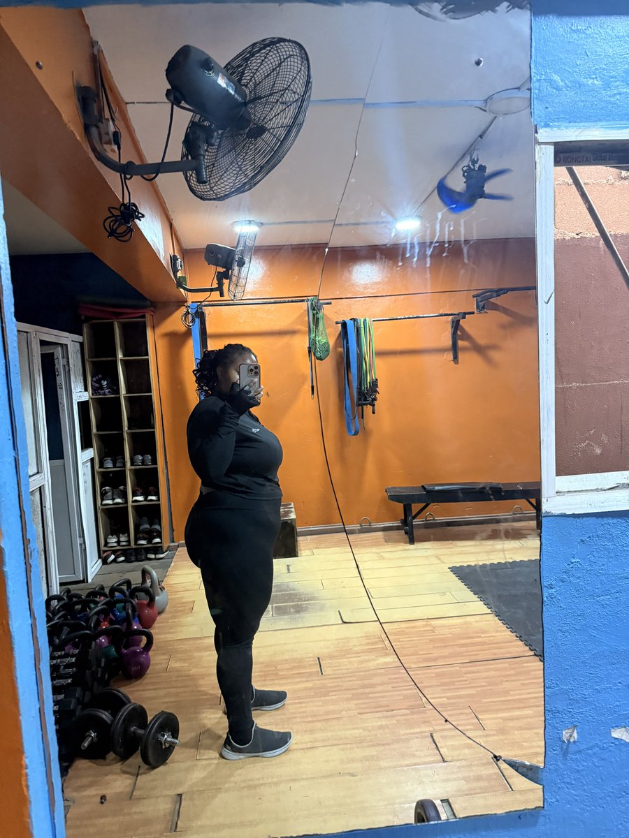 Your favorite gym girlie 🙂‍↕️😍🏋️‍♀️
Excuse the broken mirror 🪞 😂