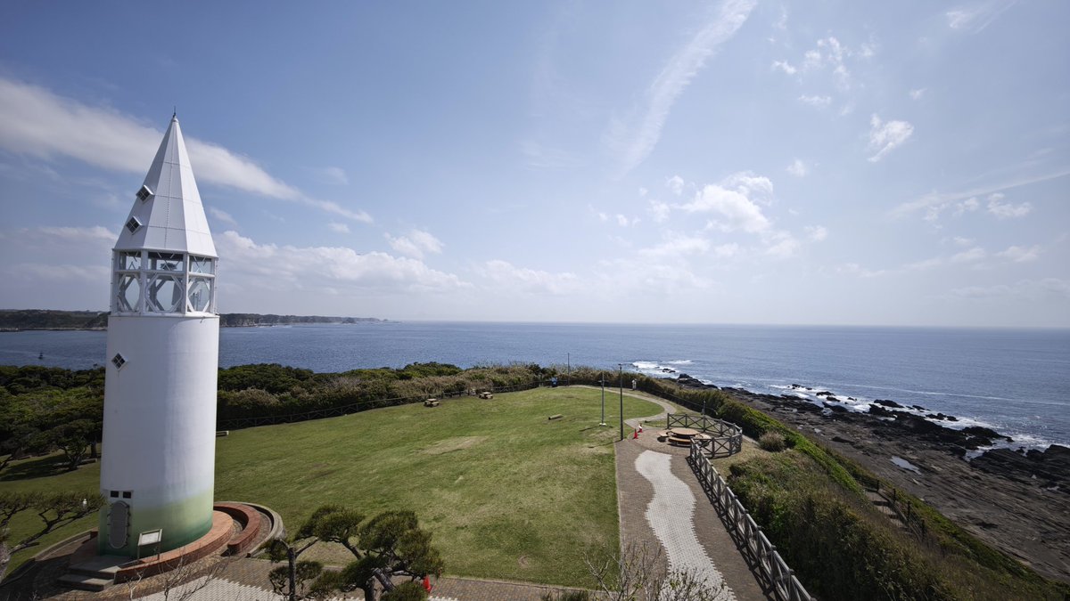 kame202's tweet photo. 城ヶ島
平日ということもあり人もまばら。
やたらと駐車場がたくさんあり島内は一度払えば定額のシステムのようだ。
ただ1周歩いても1時間もかからないくらいで歩ける。 https://t.co/WCmXvnt0eu