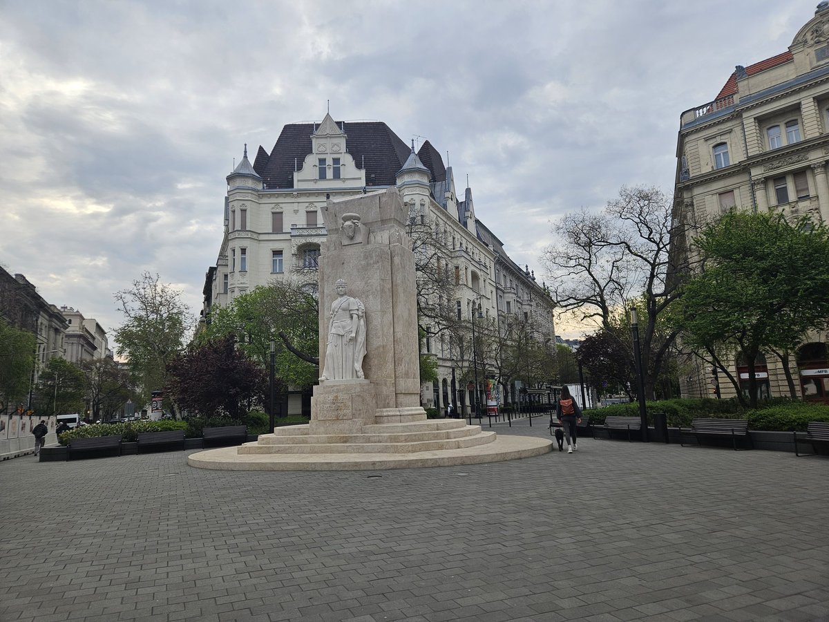 RJonTourUK's tweet image. Nice early walk around Budapest in Hungary today while Henry 🐶 slept in.

Find out about visiting on my #travelblog 

rjontour.com/budapest/ #TravelTuesday