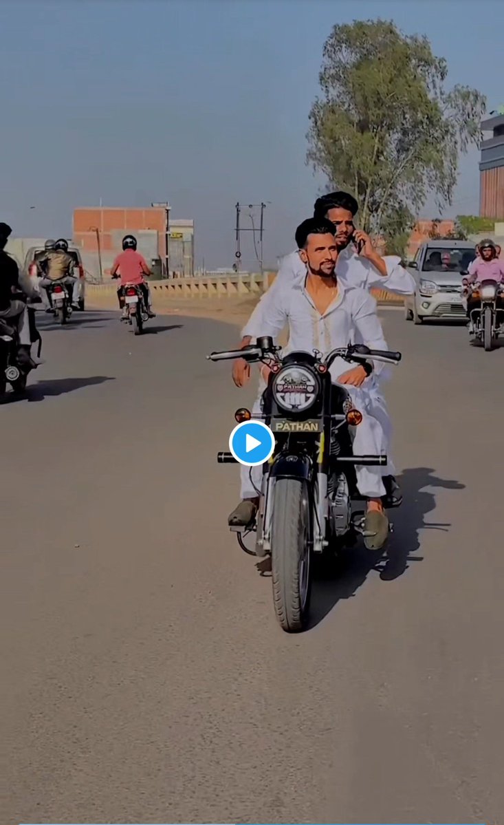 #बरेली के रामगंगा आवासीय कॉलोनी रोड पर उवेजखान नाम का युवक बाइक पर अपने साथी के साथ वीडियो शूट कर रहा है,साथ ही हाथ छोड़कर बाइक चला रहा है,बिना हेलमेट रोड पर स्टंटबाजी कर रहा है,खुले आम नियमों की धज्जियां उड़ा रहा है नंबर प्लेट भी नहीं है <a href="/bareillypolice/">Bareilly Police</a> <a href="/Uppolice/">UP POLICE</a>