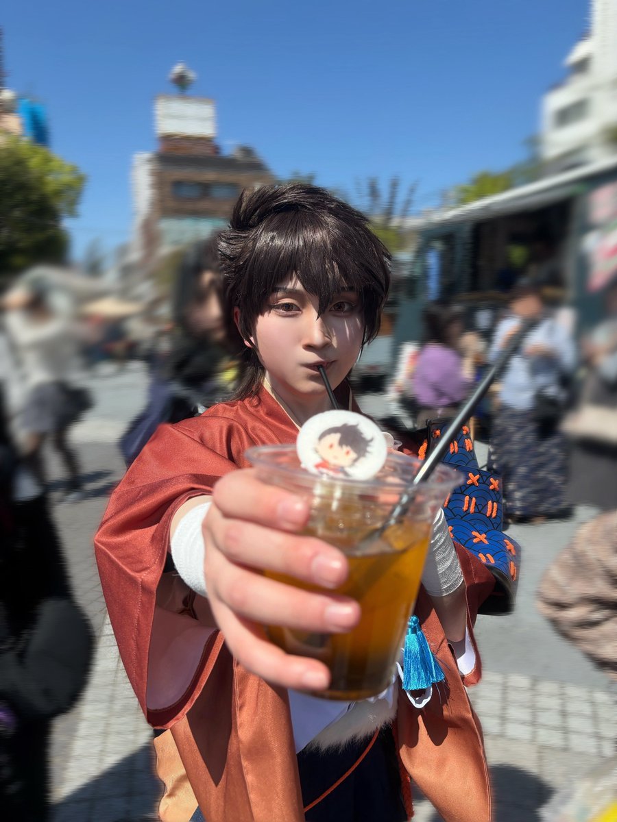 ⚠︎︎Cosplay

むつのかみにむつのかみのドリンクを差し出されるという体験(？)をしたい人にどうぞ？(？？？)
美味しかったけど左半分の髪の毛どこ行ったんだろう…
 #アニクリ祭