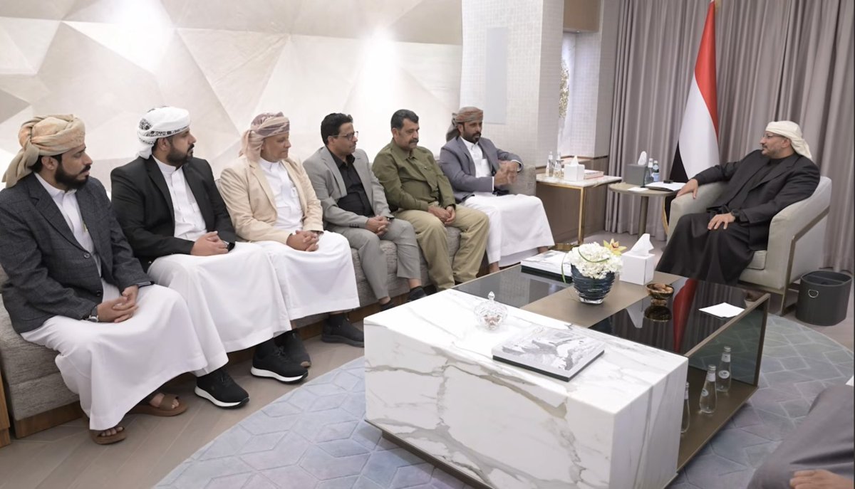 خمسة سادسهم كلبهم 
وضحت الصورة 😙
رصهم رص الزيدي 
يا حبهم الحلبة 😷
بلا كرامة مشايخ الفول 🤧