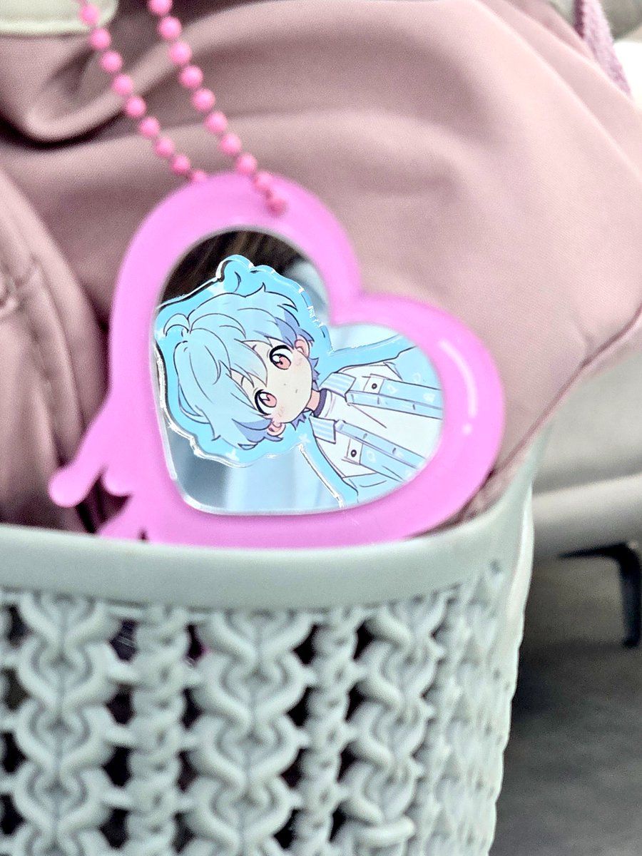 Add cuteness to your bag! 

The hand mirror keychain 
makes my bag twice as cute and practical.  

🪞 cutt.ly/crAH6uCA