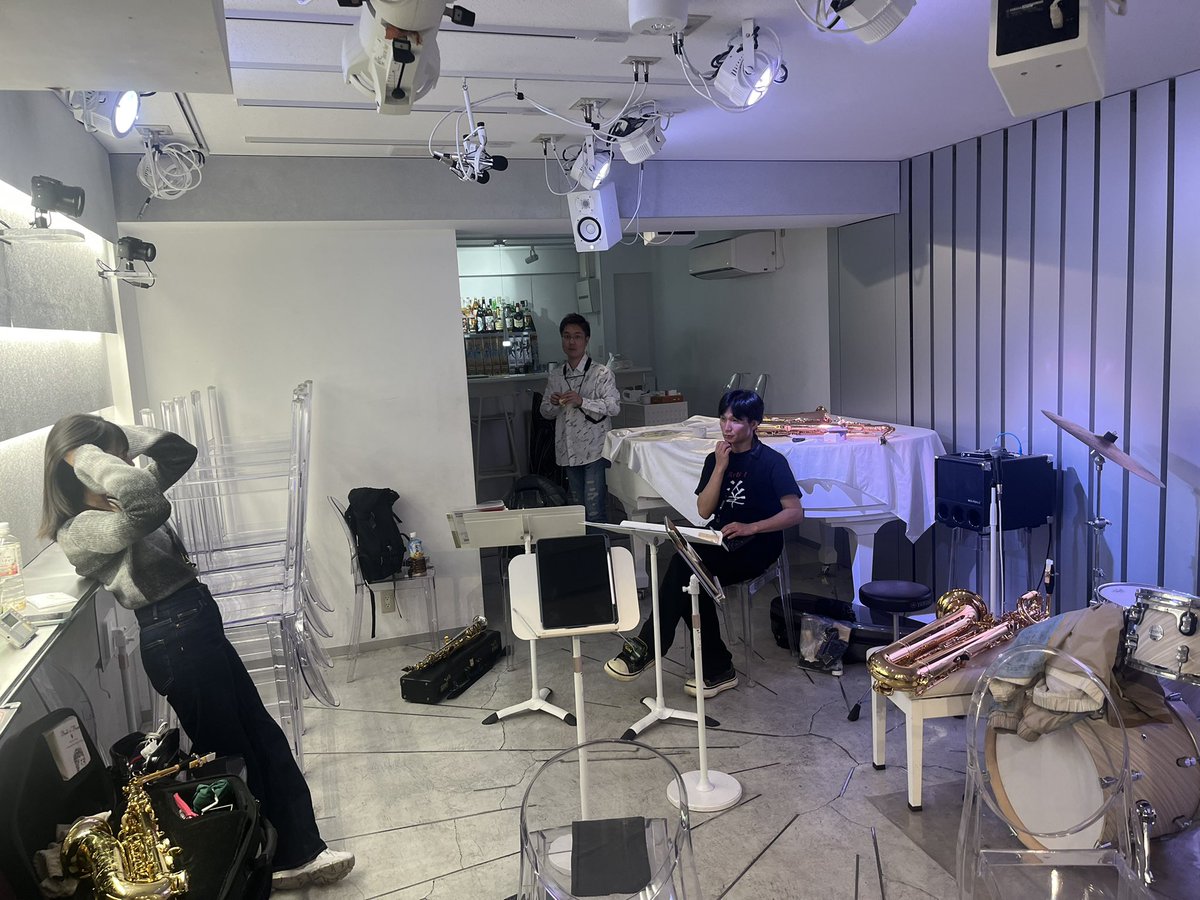 kenta_1027's tweet image. 今週末の仙台でのカルテットコンサートに向けて合わせ中(休憩)

毎年春に洗足の先輩たちと演奏させていただいていつも大笑いさせてもらっています😂
4/18の14時から！宮城野区文化センターでお待ちしております🎷