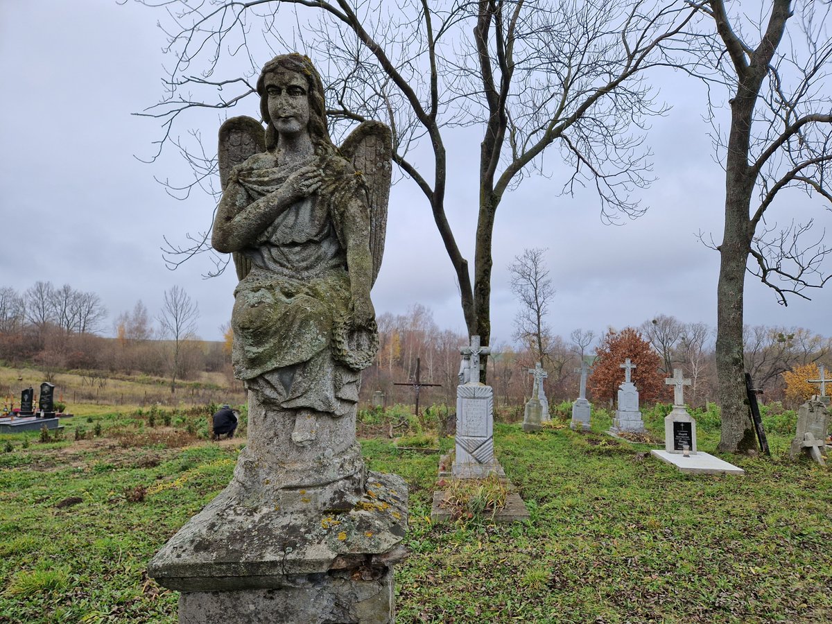 Pillandia's tweet photo. Ukraine 🇺🇦, 2023. A civil cemetery adjacent to the border with Poland 🇵🇱.
Many Poles are also buried there, as before 1939 Poland also extended into what is now western Ukraine.
🌐: 50°30'45.1"N 24°04'50.1"E.
https://t.co/3ctpQfW0DF
#Lviv #Lwów #Leopoli #Lemberg https://t.co/mxBBhoVP60