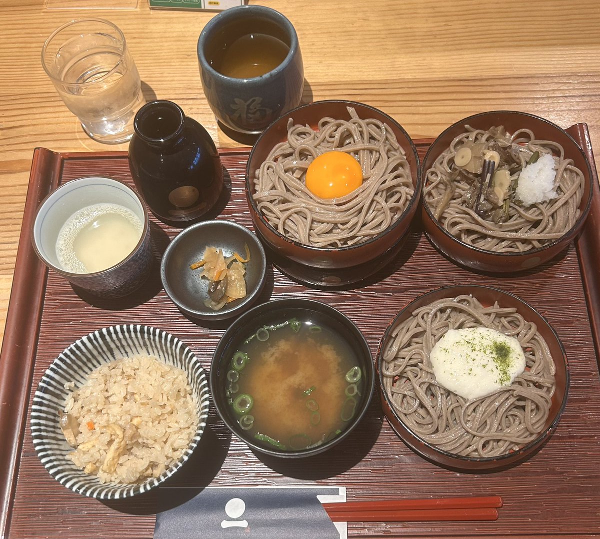 4/6夕方。旅の〆飯は割子蕎麦と舞茸の炊き込みご飯😊今年も美しい桜が見れた事に感謝🌸

#蕎麦　#割子そば　#炊き込みご飯