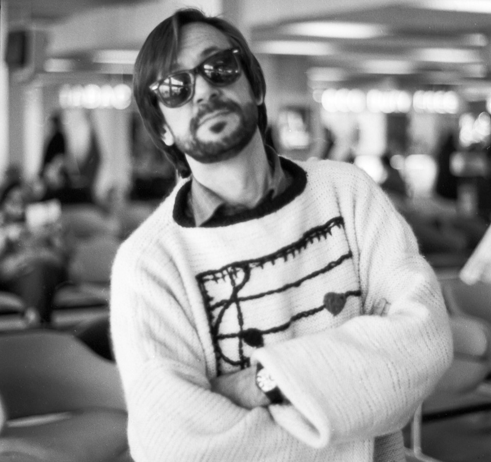 jccortesm's tweet image. 14 de abril de 2023. Muere Carlos Tena en Madrid. Periodista, crítico musical, locutor de #radio y presentador de televisión, participó en programas míticos como ‘Popgrama‘ y produjo álbumes para grupos como Mario Tenia, Johnny Comomollo, Tilburi y Paraíso. Tenía 79 años.