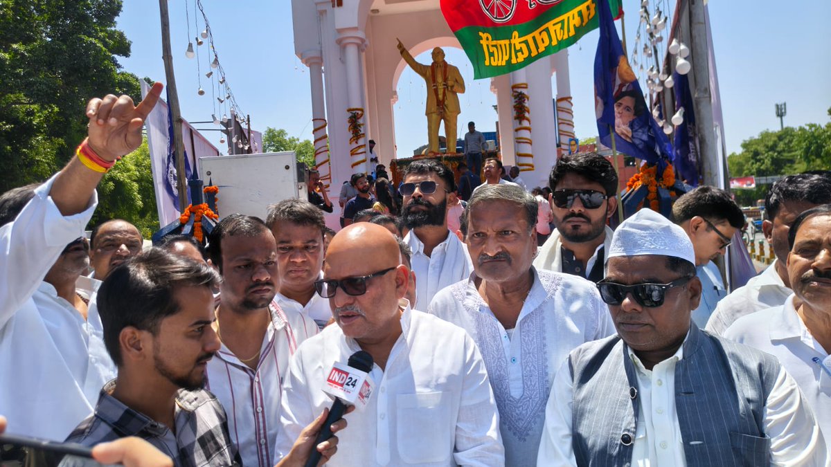 "अधिकारों के रक्षक बाबा साहब, संकल्पों के सारथी श्री अजय राय जी।"

"संविधान शिल्पी, भारत रत्न बाबा साहब डॉ. भीमराव अम्बेडकर जी की जयंती के पावन अवसर पर आज उत्तर प्रदेश कांग्रेस कमेटी के अध्यक्ष श्री <a href="/kashikirai/">Ajay Rai🇮🇳</a> जी ने हजरतगंज, लखनऊ स्थित उनकी प्रतिमा पर माल्यार्पण कर भावभीनी