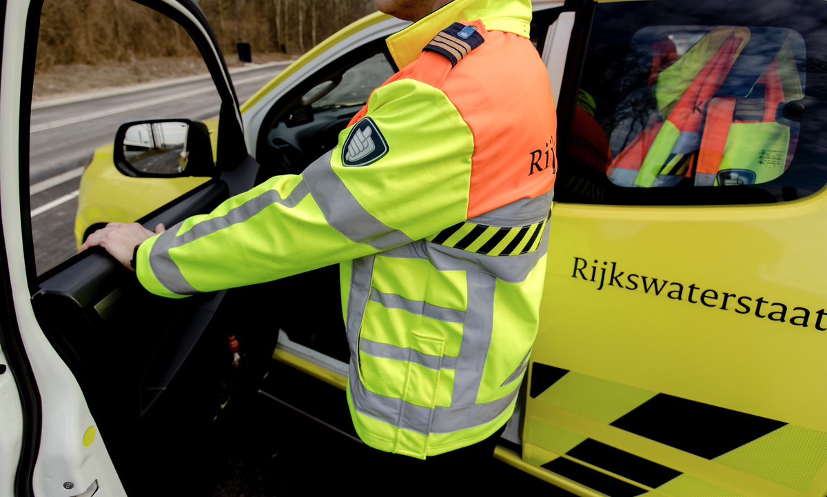 RWSverkeersinfo's tweet image. Op de #A28 bij Assen gebeurde richting het zuiden een ongeval met zeven auto's. Hierbij is veel rommel op de weg gekomen, hulpdiensten zijn aanwezig en de zeven voertuigen moeten met de berger mee. We verwachten veel vertraging in en rond Assen. Onbekend hoelang dit gaat duren.