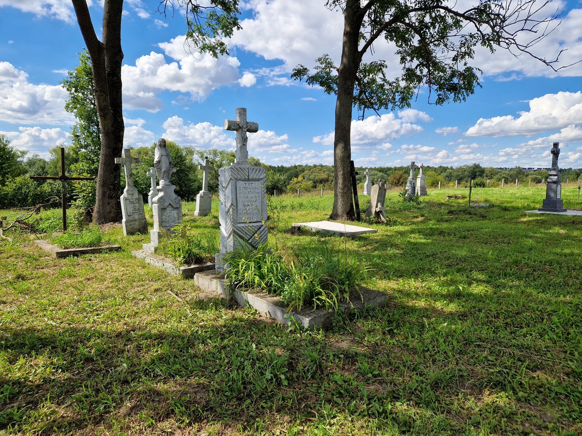 Pillandia's tweet photo. Ukraine 🇺🇦, 2023. A civil cemetery adjacent to the border with Poland 🇵🇱.
Many Poles are also buried there, as before 1939 Poland also extended into what is now western Ukraine.
🌐: 50°30'45.1"N 24°04'50.1"E.
https://t.co/3ctpQfW0DF
#Lviv #Lwów #Leopoli #Lemberg https://t.co/mxBBhoVP60
