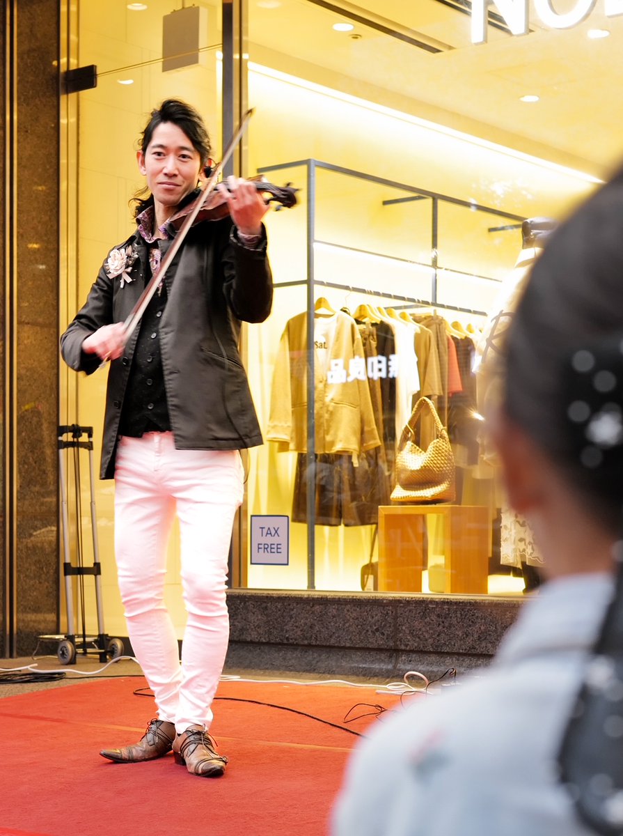 IchiTak3's tweet photo. 自由が丘南口
TSUMUZIさん
自由が丘に縁が深く、南口音楽担当アンバサダーとしても活躍されているTSUMUZIさん。
緑道での桜まつりでの演奏でした。御門屋とコラボした揚げまんじゅうは売り切れてましたが、後日しっかりいただきました🍵 https://t.co/K40J2Um1gs