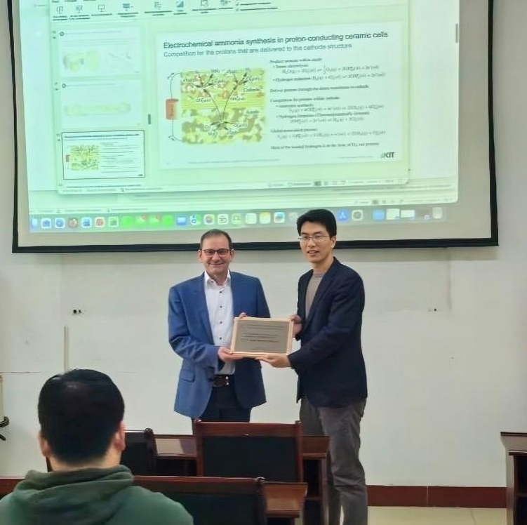 CQU1929's tweet image. Check out the highlights from our latest forum! 🎓 We were honored to host Prof. Olaf Deutschmann from Karlsruhe Institute of Technology, who shared insights on #CarbonFree energy carriers like iron and ammonia. We're driving the transition toward a carbon-neutral world! 🌿#CQU