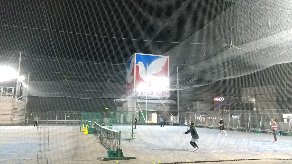 7CC_Urawa's tweet photo. イトーヨーカドー浦和店の屋上のテニススクールはナイターも18:30～20:00、20:00～21:30の二つの時間帯でしっかりと営業中です。 https://t.co/IAiLoGECbk