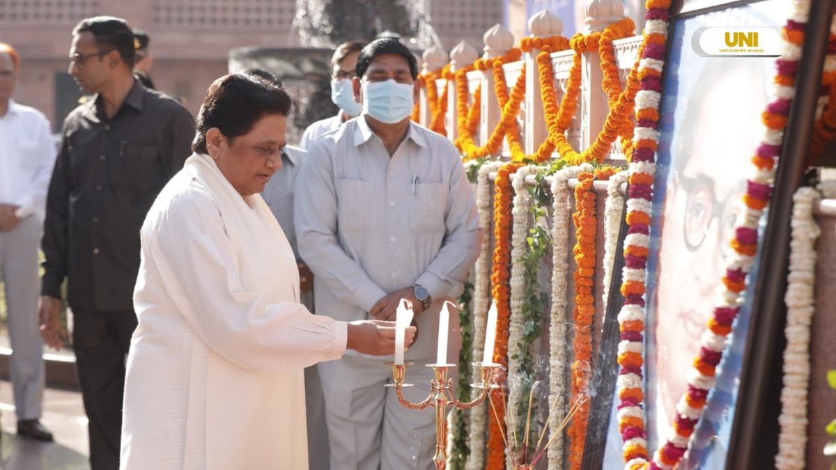 uniindianews's tweet photo. In Photos | Bahujan Samaj Party chief Mayawati paid tribute on the occasion of Dr Bhimrao Ambedkar Jayanti.

She paid floral tribute at the portrait of Baba Saheb Ambedkar, bowed to his contributions, and described his thoughts as an inspiration for society.

@Mayawati | @bspindia | #AmbedkarJayanti | #Mayawati | #BSP | #Tribute | #SocialJustice | #UNI