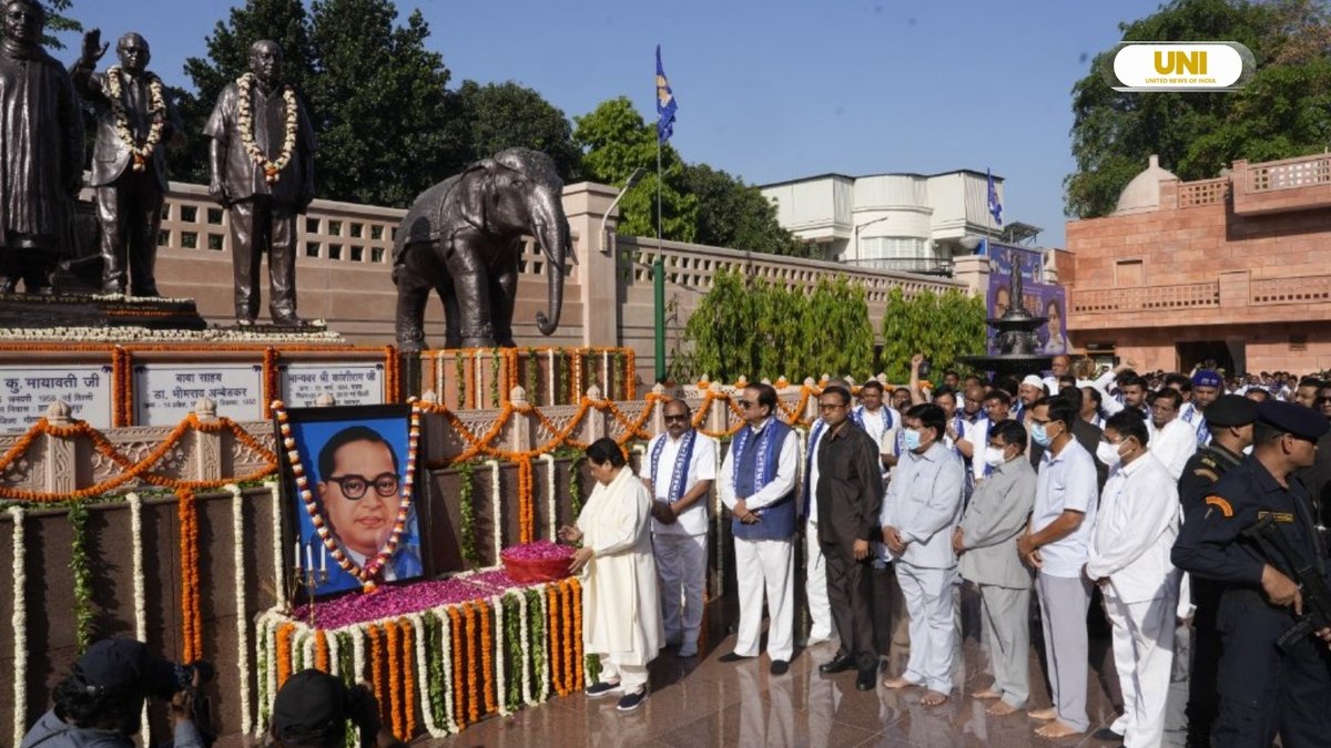 uniindianews's tweet photo. In Photos | Bahujan Samaj Party chief Mayawati paid tribute on the occasion of Dr Bhimrao Ambedkar Jayanti.

She paid floral tribute at the portrait of Baba Saheb Ambedkar, bowed to his contributions, and described his thoughts as an inspiration for society.

@Mayawati | @bspindia | #AmbedkarJayanti | #Mayawati | #BSP | #Tribute | #SocialJustice | #UNI