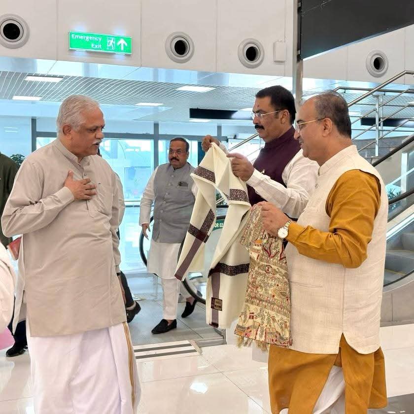 BJP4Bihar's tweet photo. पटना आगमन पर लोकनायक जयप्रकाश नारायण अंतर्राष्ट्रीय एयरपोर्ट में माननीय राष्ट्रीय महासचिव (संगठन) श्री बी.एल. संतोष जी का गरिमापूर्ण स्वागत किया गया। इस अवसर पर माननीय प्रदेश अध्यक्ष श्री @sanjay_saraogi जी, संगठन महामंत्री श्री @bhikhubhaidbjp जी एवं अन्य नेताओं ने अंगवस्त्र भेंट कर उनका आत्मीय अभिनंदन किया।

संगठन को सशक्त बनाने की आपकी प्रतिबद्धता सभी कार्यकर्ताओं के लिए प्रेरणादायी है।

#BJP4Bihar