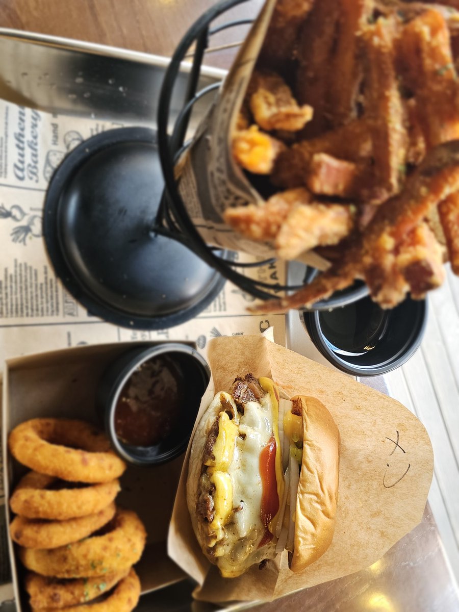 BuzziBurger's tweet photo. 🍔버거전도사의 버거 임장기🍔

오늘은 숨어있는 맛집이지만 평일만 영업하고 실질적 운영시간이 5시간정도라 손님 몰리고...은근 먹기힘든 집을 소개합니다.

삼성역 ❗️옐로트렁크❗️
일단 번이 뻑뻑하지 않고 부드러워서 재료들과 잘 어우러지고 진하지만 거부감 안드는 패티가 훌륭합니다.
구운양파 토핑도 무료로 추가가능하고 레귤러컷 감튀도 맛있습니다.
매뉴도 다양해서 고민 되시겠지만 더블클레식과 치즈X 추천 드립니다.