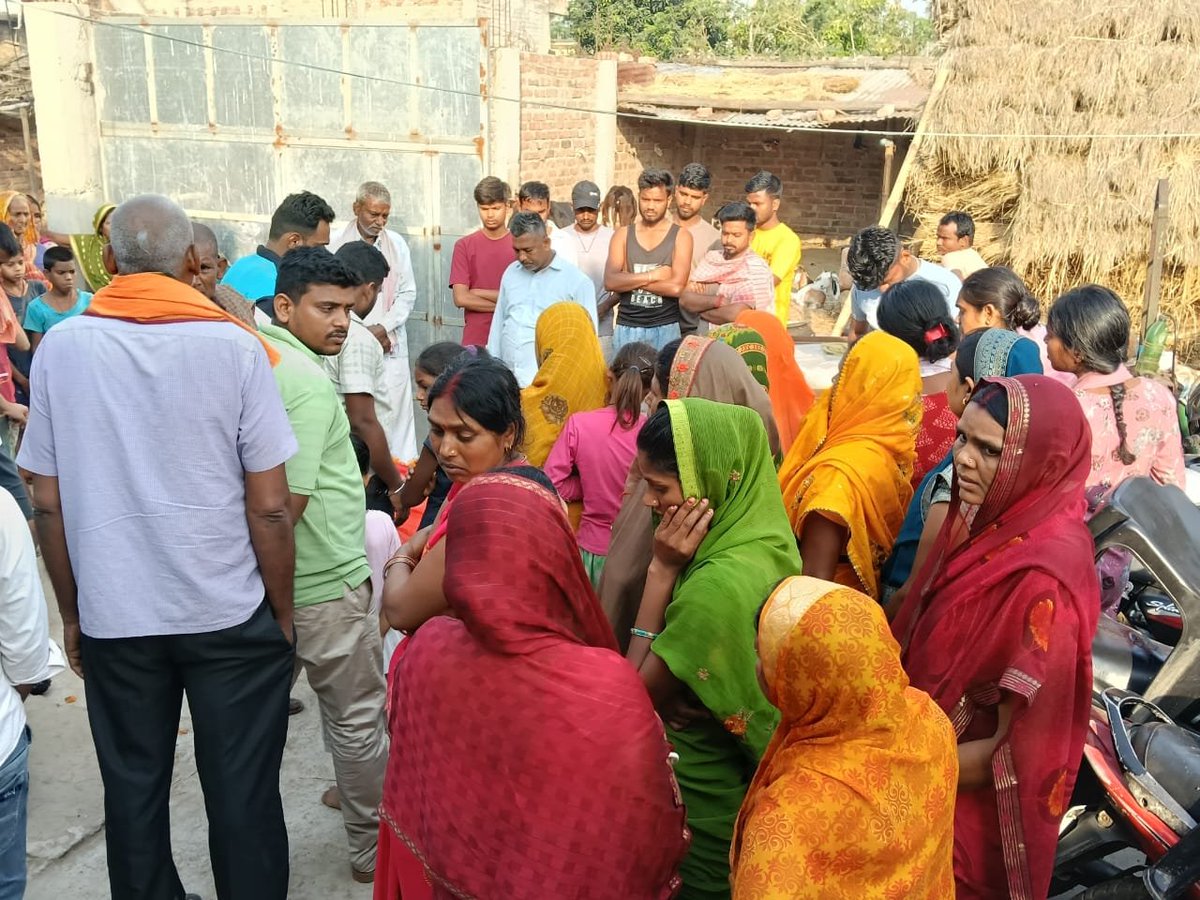 prabhatkhabar's tweet image. सूरत: ट्रेन से गिरकर बांका के चंगेरी गांव निवासी 20 वर्षीय पारस कुमार की दर्दनाक मौत हो गई. वह रोजगार की तलाश में कुछ दिन पहले ही गुजरात गया था. हादसे के बाद परिजनों में कोहराम मचा गया. और गांव में शोक का माहौल है.

#Accident #Bihar #Surat #prabhatkhabar