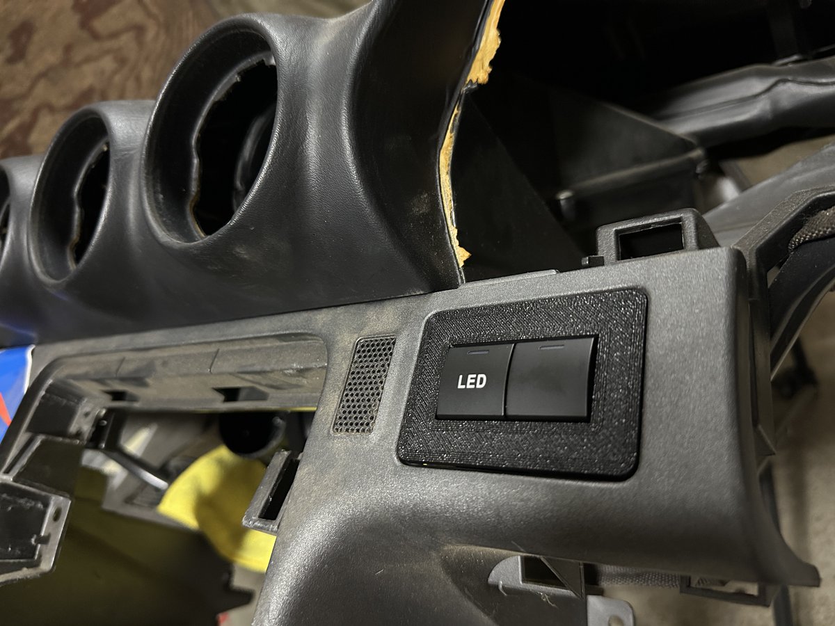 S15の追加スイッチパネル

運転中に触るようなスイッチだと使いやすそうですね。