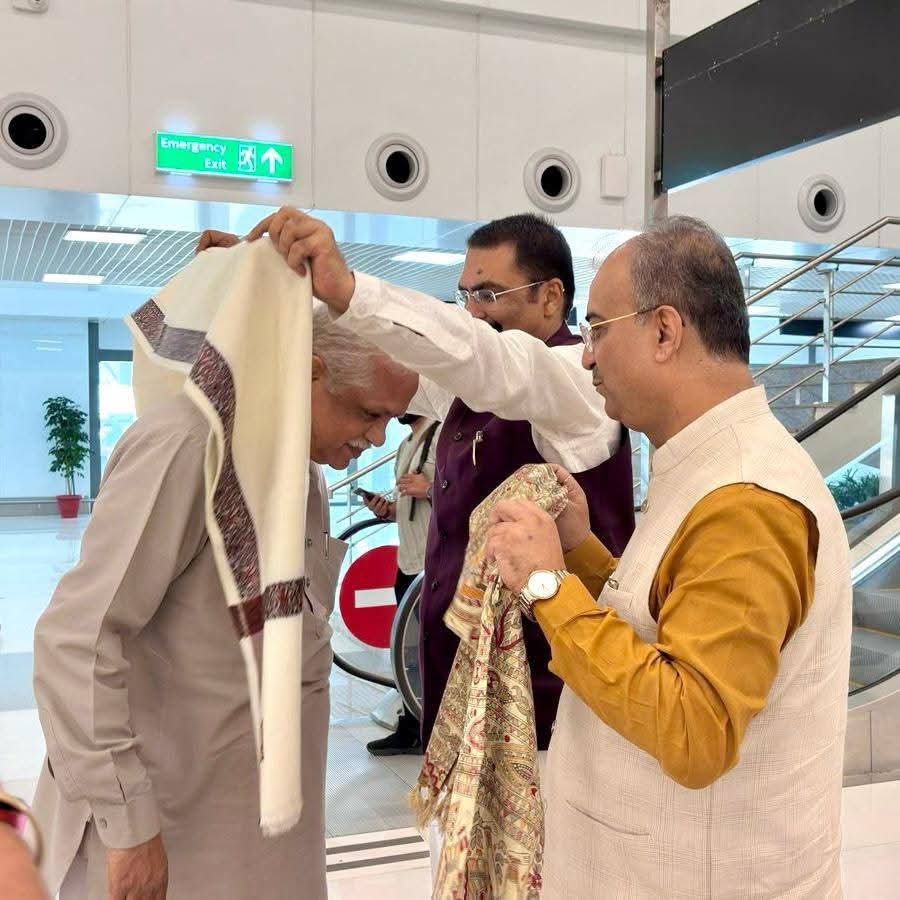 BJP4Bihar's tweet photo. पटना आगमन पर लोकनायक जयप्रकाश नारायण अंतर्राष्ट्रीय एयरपोर्ट में माननीय राष्ट्रीय महासचिव (संगठन) श्री बी.एल. संतोष जी का गरिमापूर्ण स्वागत किया गया। इस अवसर पर माननीय प्रदेश अध्यक्ष श्री @sanjay_saraogi जी, संगठन महामंत्री श्री @bhikhubhaidbjp जी एवं अन्य नेताओं ने अंगवस्त्र भेंट कर उनका आत्मीय अभिनंदन किया।

संगठन को सशक्त बनाने की आपकी प्रतिबद्धता सभी कार्यकर्ताओं के लिए प्रेरणादायी है।

#BJP4Bihar