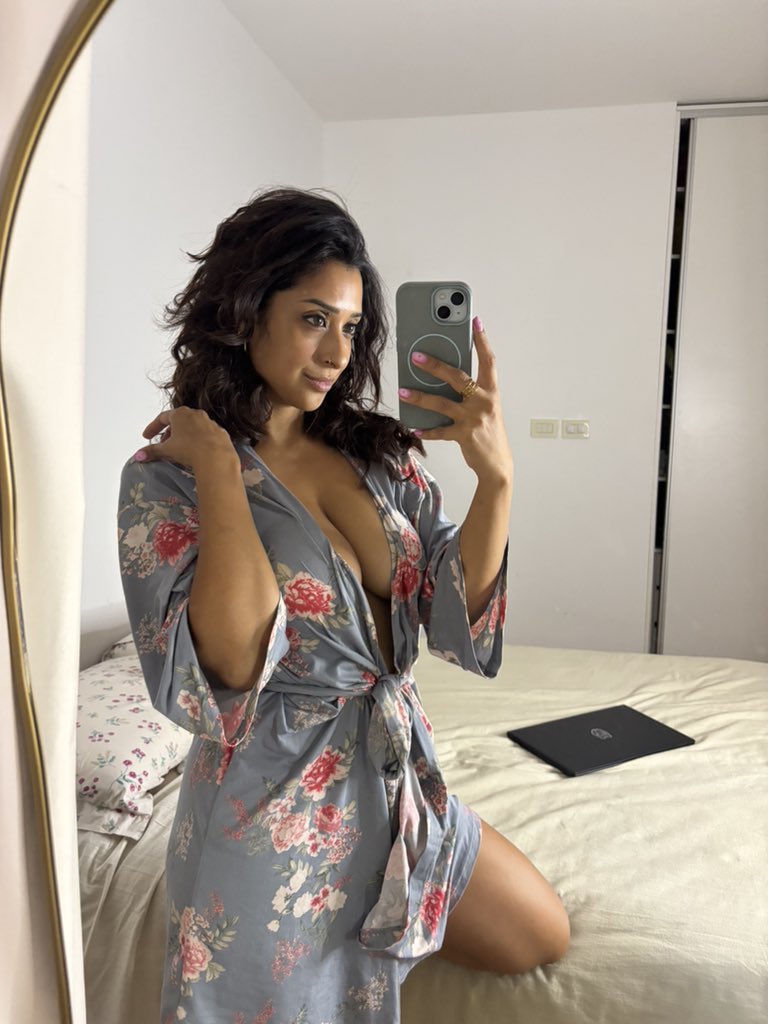 Flore 💜 tweet media