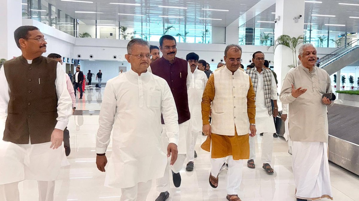 BJP4Bihar's tweet photo. पटना आगमन पर लोकनायक जयप्रकाश नारायण अंतर्राष्ट्रीय एयरपोर्ट में माननीय राष्ट्रीय महासचिव (संगठन) श्री बी.एल. संतोष जी का गरिमापूर्ण स्वागत किया गया। इस अवसर पर माननीय प्रदेश अध्यक्ष श्री @sanjay_saraogi जी, संगठन महामंत्री श्री @bhikhubhaidbjp जी एवं अन्य नेताओं ने अंगवस्त्र भेंट कर उनका आत्मीय अभिनंदन किया।

संगठन को सशक्त बनाने की आपकी प्रतिबद्धता सभी कार्यकर्ताओं के लिए प्रेरणादायी है।

#BJP4Bihar