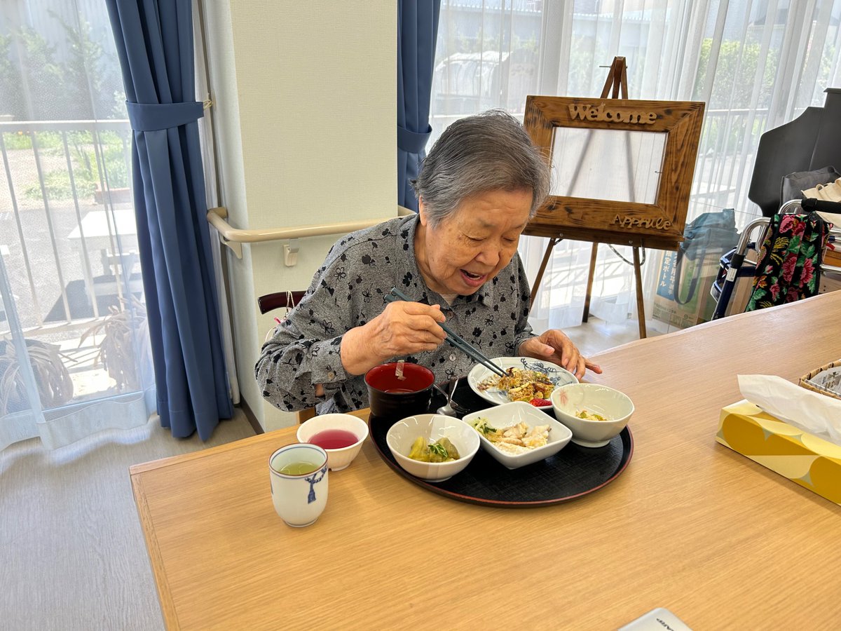 hadano_dog's tweet photo. ボランティアの方々が、お好み焼きを作ってくださいました！
皆様、美味しそうに召し上がっていました☺️✨ https://t.co/7PU1vxwuY0